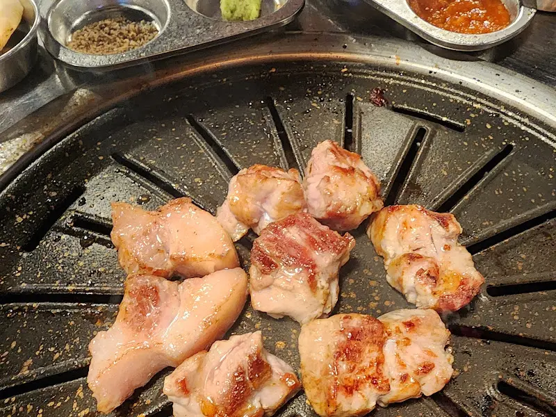 돗갈비와 다양한 소스