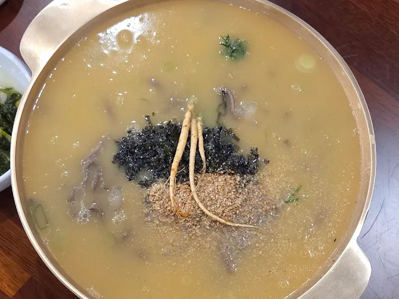 고소한 들깨 향이 가득한 옹심이 메밀 칼국수