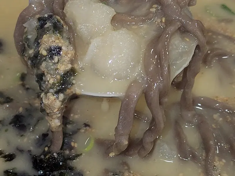 쫄깃한 옹심이와 부드러운 메밀면의 환상적인 조합