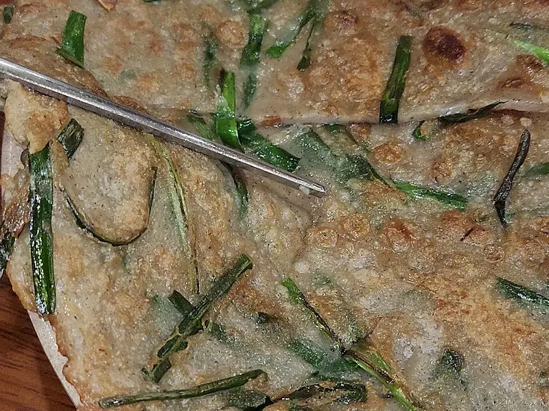 향긋한 부추가 듬뿍 올라간 메밀전