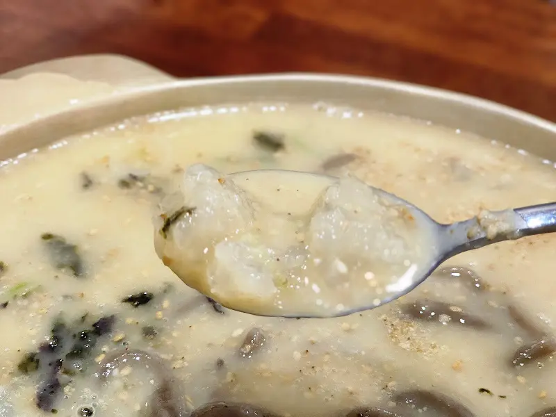 진한 들깨 국물이 인상적인 옹심이 칼국수