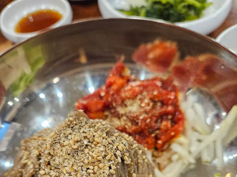 다양한 메뉴와 깔끔한 분위기가 돋보이는 대궐막국수