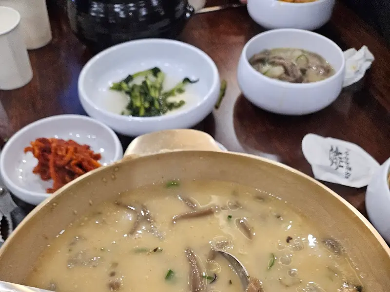 정갈한 밑반찬과 옹심이 칼국수