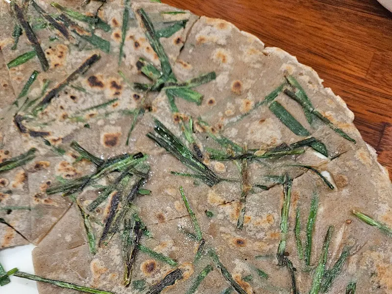 노릇노릇 구워진 메밀전