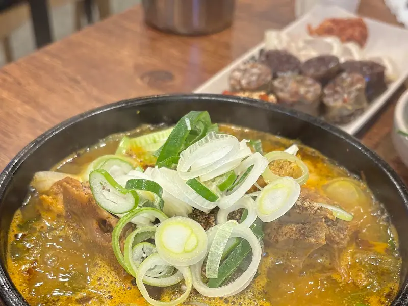뼈해장국 위에 올려진 파와 양파