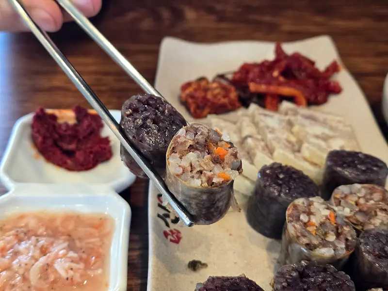 젓가락으로 집은 순대