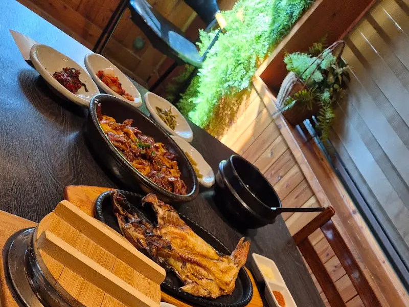 고등어구이와 제육볶음 한 상 차림