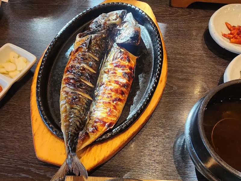 노릇노릇 구워진 고등어구이