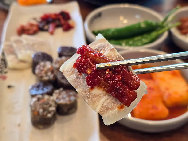 편육과 무말랭이를 함께 집은 모습