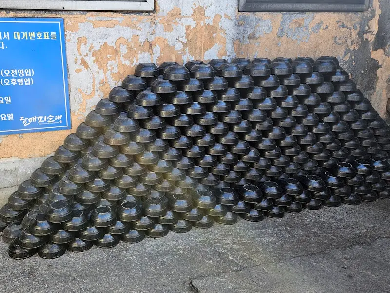 수북이 쌓인 뚝배기