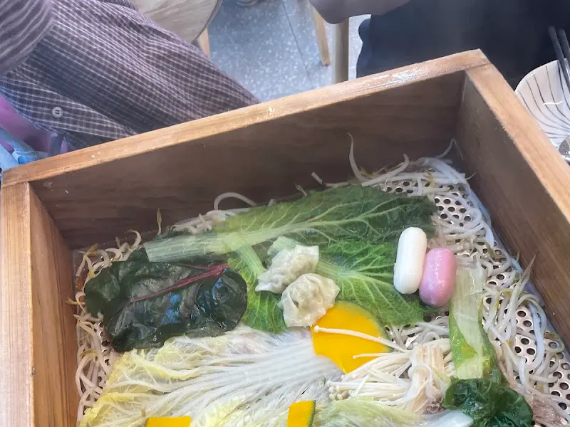 편백찜기 안의 우삼겹과 야채