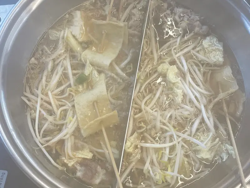 매운 해물맛 육수의 샤브샤브