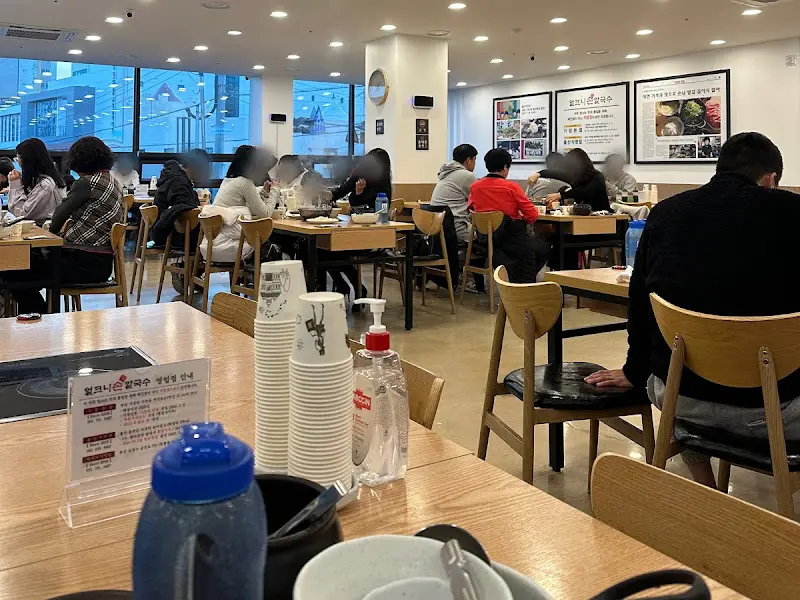 얼크니손칼국수 내부 전경