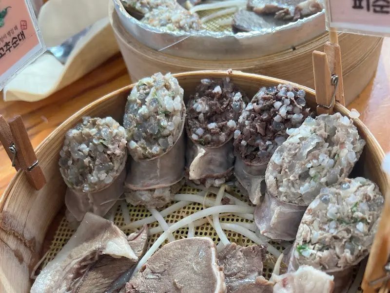 다양한 종류의 순대와 수육이 담긴 팔담순대 오마카세 정식