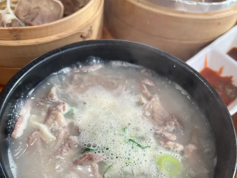 뽀얀 국물이 인상적인 맑은 순대국