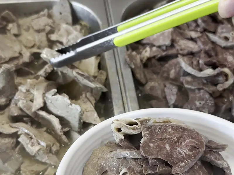 다양한 종류의 내장이 준비된 셀프바