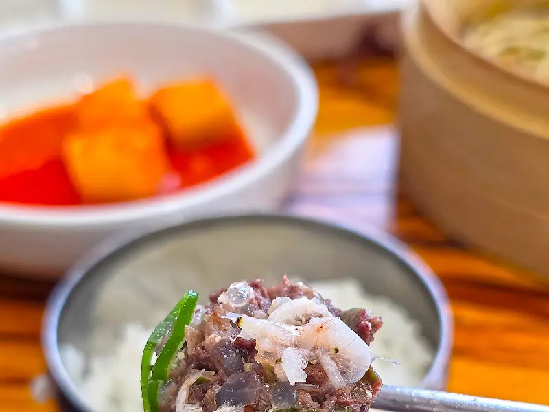 순대와 밥, 김치를 함께 먹는 모습