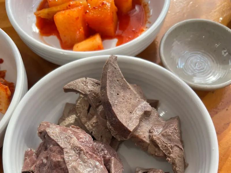 잘 익은 깍두기와 부속고기