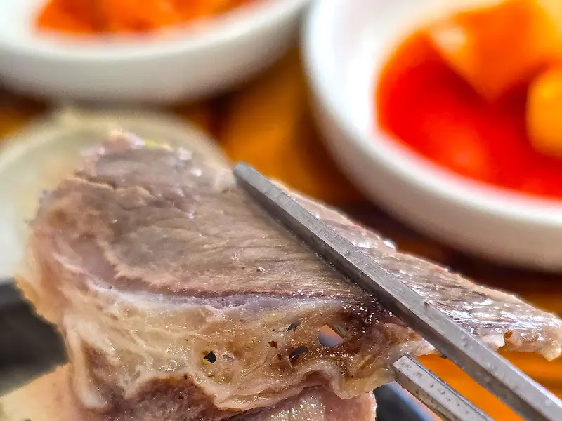 윤기가 흐르는 수육