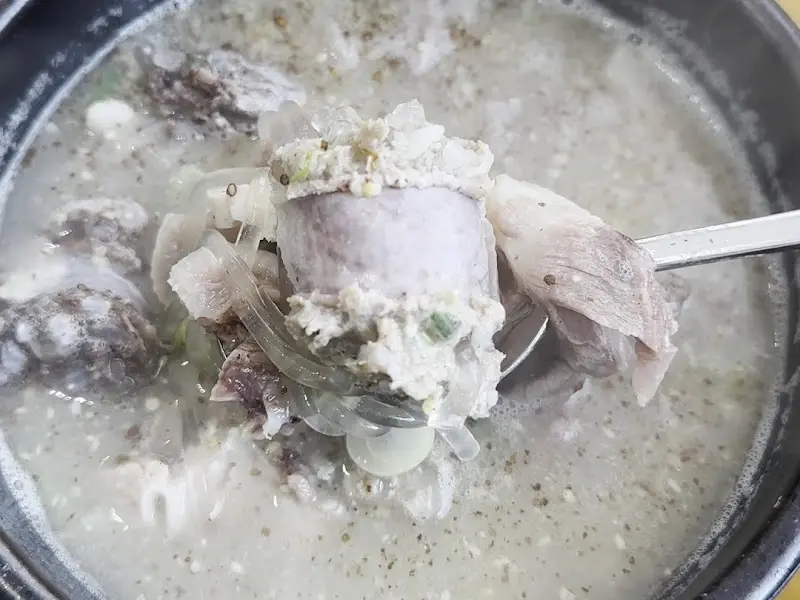 숟가락 위에 올려진 순대