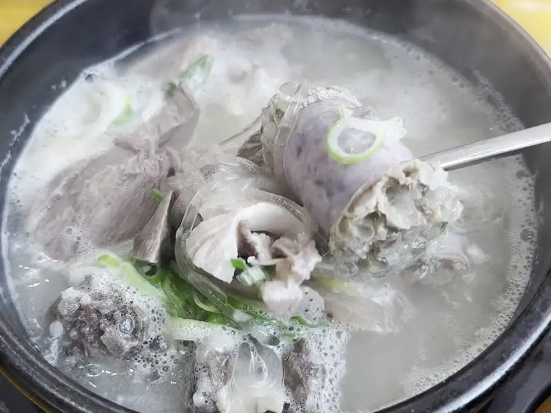 테이블 위에 놓인 팔담순대 메뉴