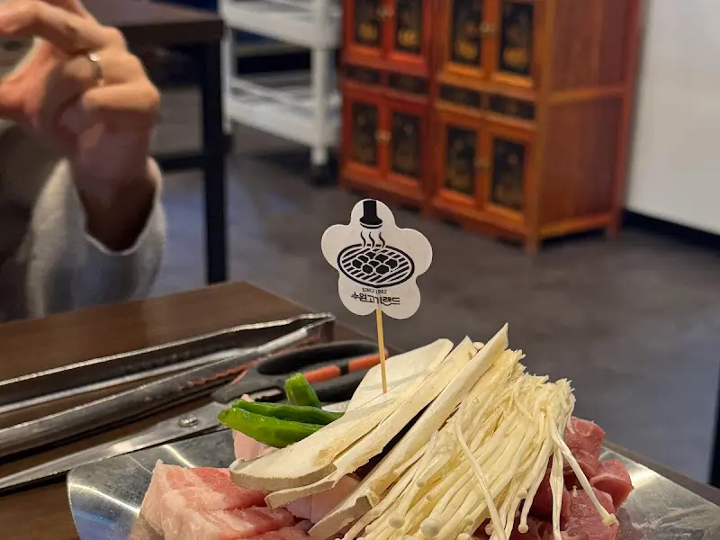 레트로풍 인테리어와 좌석