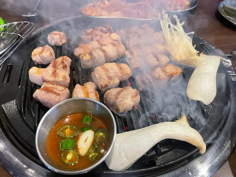 불판 위에서 맛있게 구워지는 고기