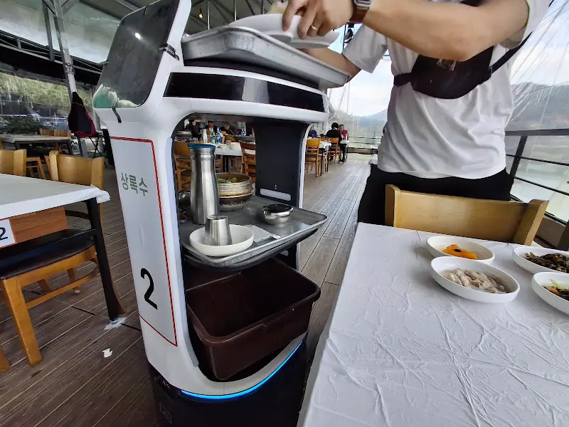 상록수 로봇 서빙