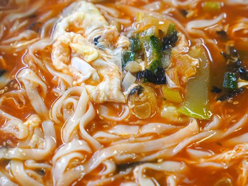 장칼국수 면발 클로즈업