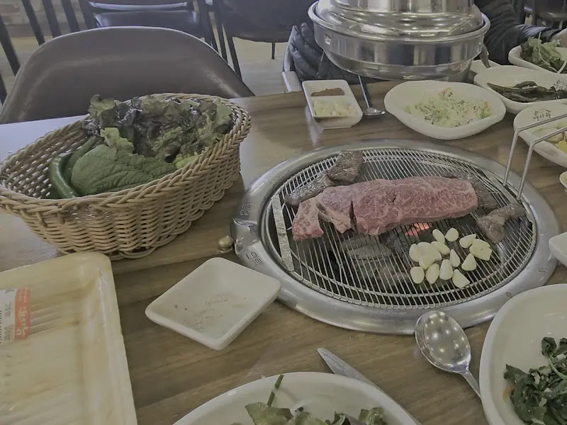 숯불 위에서 맛있게 익어가는 등심