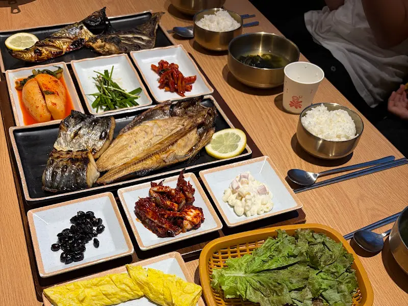 다양한 생선구이와 밑반찬이 놓인 테이블