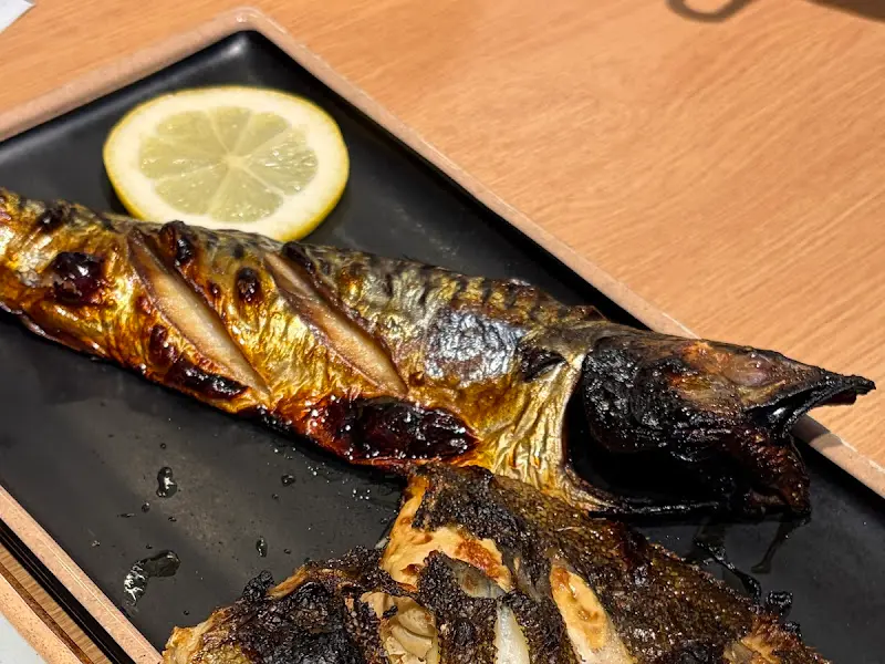 레몬 조각이 올려진 고등어 구이 클로즈업