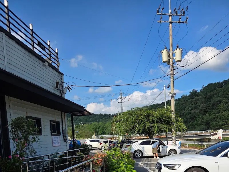 식당 앞 넓은 주차장의 모습