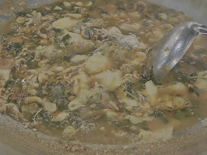 솥뚜껑에 끓고 있는 메기새우매운탕