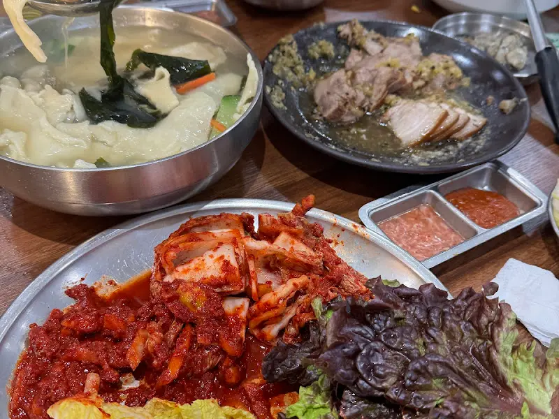 마늘 보쌈과 칼제비