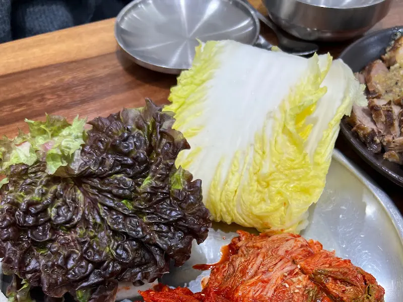 마늘 보쌈과 쌈 채소