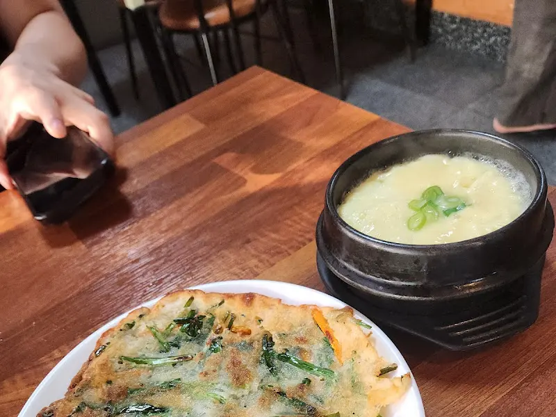 식사 전 제공되는 부추전과 계란찜