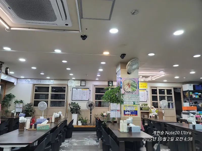 넓고 깨끗한 실내