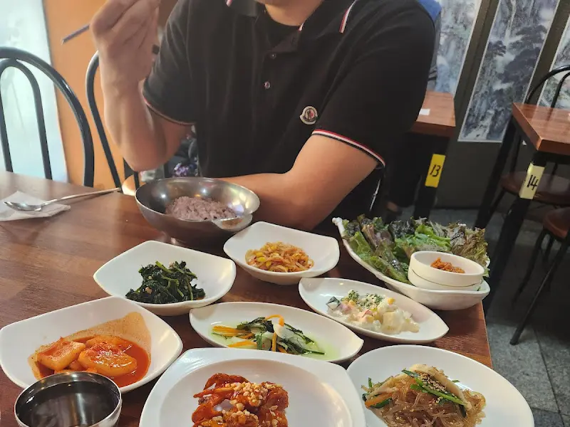 푸짐한 반찬과 석쇠불고기 한 상 차림