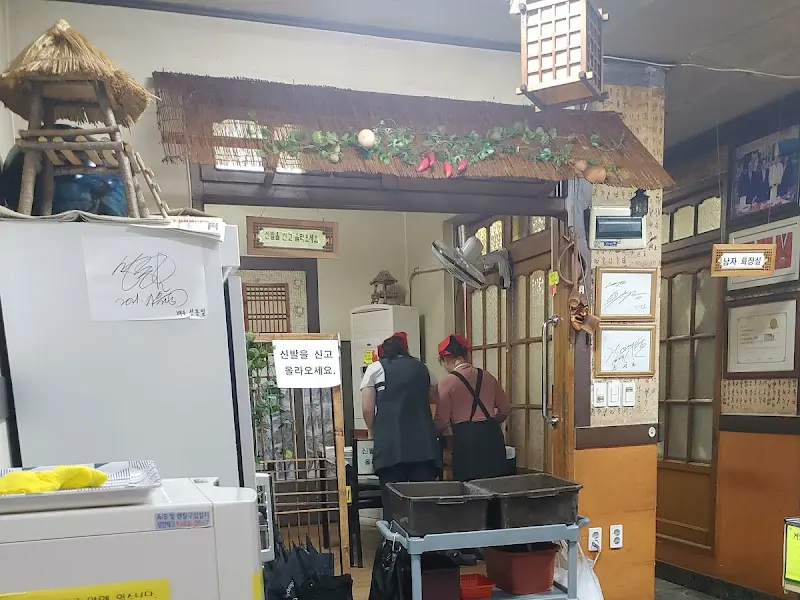 식당 내부 인테리어