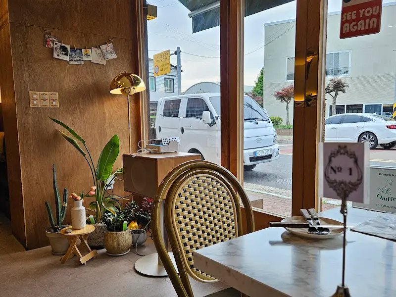 CHUFFED 내부 인테리어