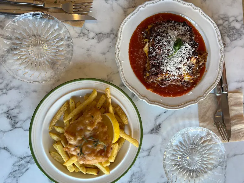 CHUFFED 창가 좌석