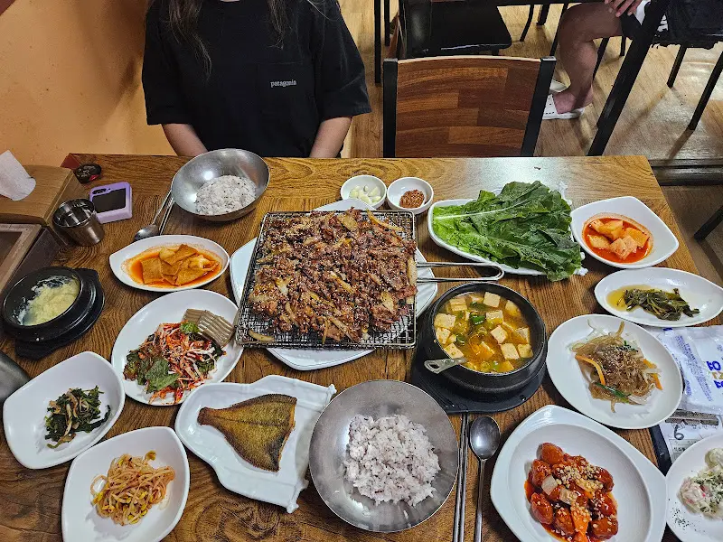 푸짐하게 차려진 한 상