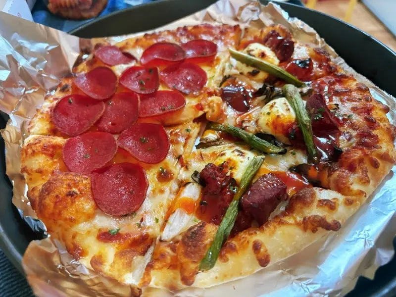 토핑이 푸짐하게 올라간 뉴욕 스테이크 하우스 & 페퍼로니 반반 피자