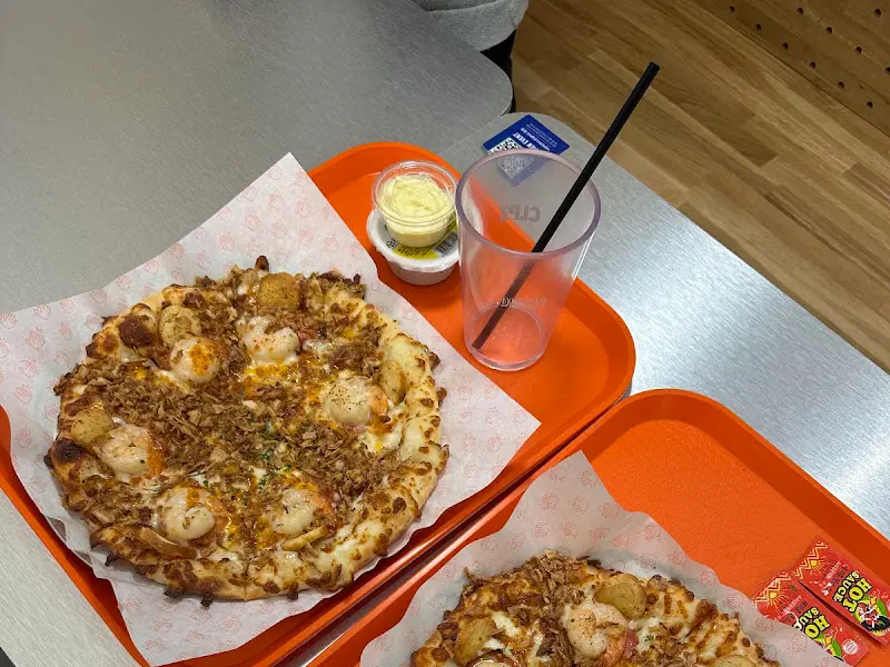 갈릭 슈림프 피자와 음료가 놓인 테이블