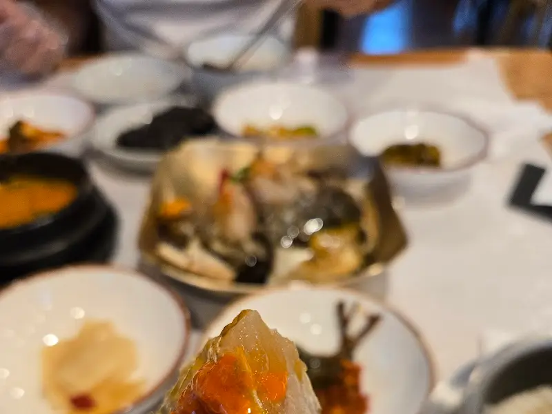 한 상 가득 차려진 모습