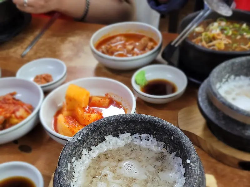 돌솥밥과 밑반찬