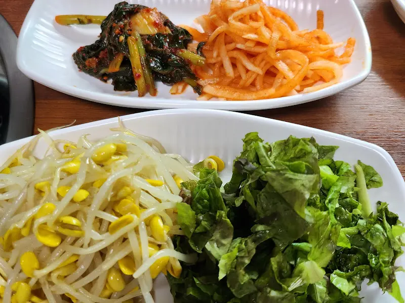 쭈꾸미 비빔밥과 각종 나물 반찬