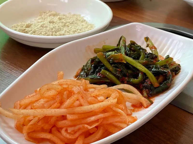 곁들여 나오는 반찬들