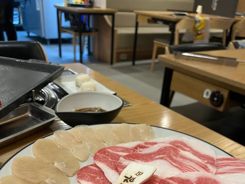 차돌박이와 관자가 놓여진 불판